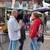 Jaap Bardelmeijer in gesprek met een inwoner van Waddinxveen